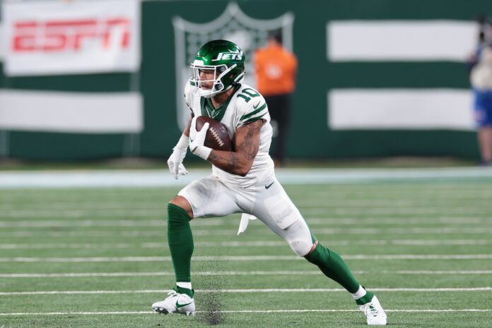 New York Jets WR Allen Lazard (10) runs after the catch against the Buffalo Bills.