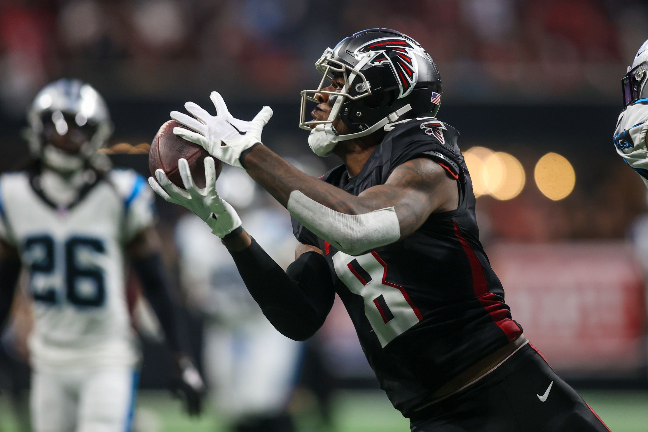 Atlanta Falcons tight end Kyle Pitts (8) catches a pass against the Carolina Panthers in the second half at Mercedes-Benz Stadium.