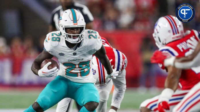 Miami Dolphins RB De'Von Achane (28) runs the ball against the New England Patriots.