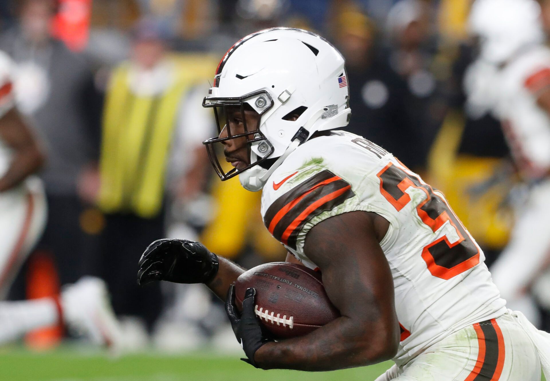 Cleveland Browns RB Jerome Ford (34) rushes the ball against the Pittsburgh Steelers.