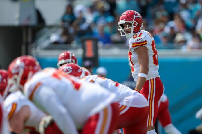 Travis Kelce (87) lines up against the Jacksonville Jaguars in the third quarter at EverBank Stadium.