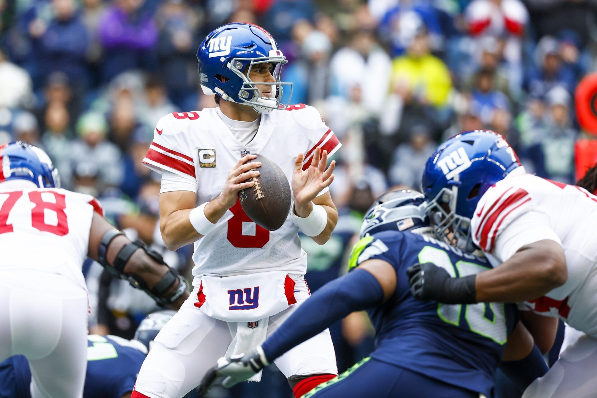 New York Giants QB Daniel Jones (8) gets set to throw a pass against the Seattle Seahawks.