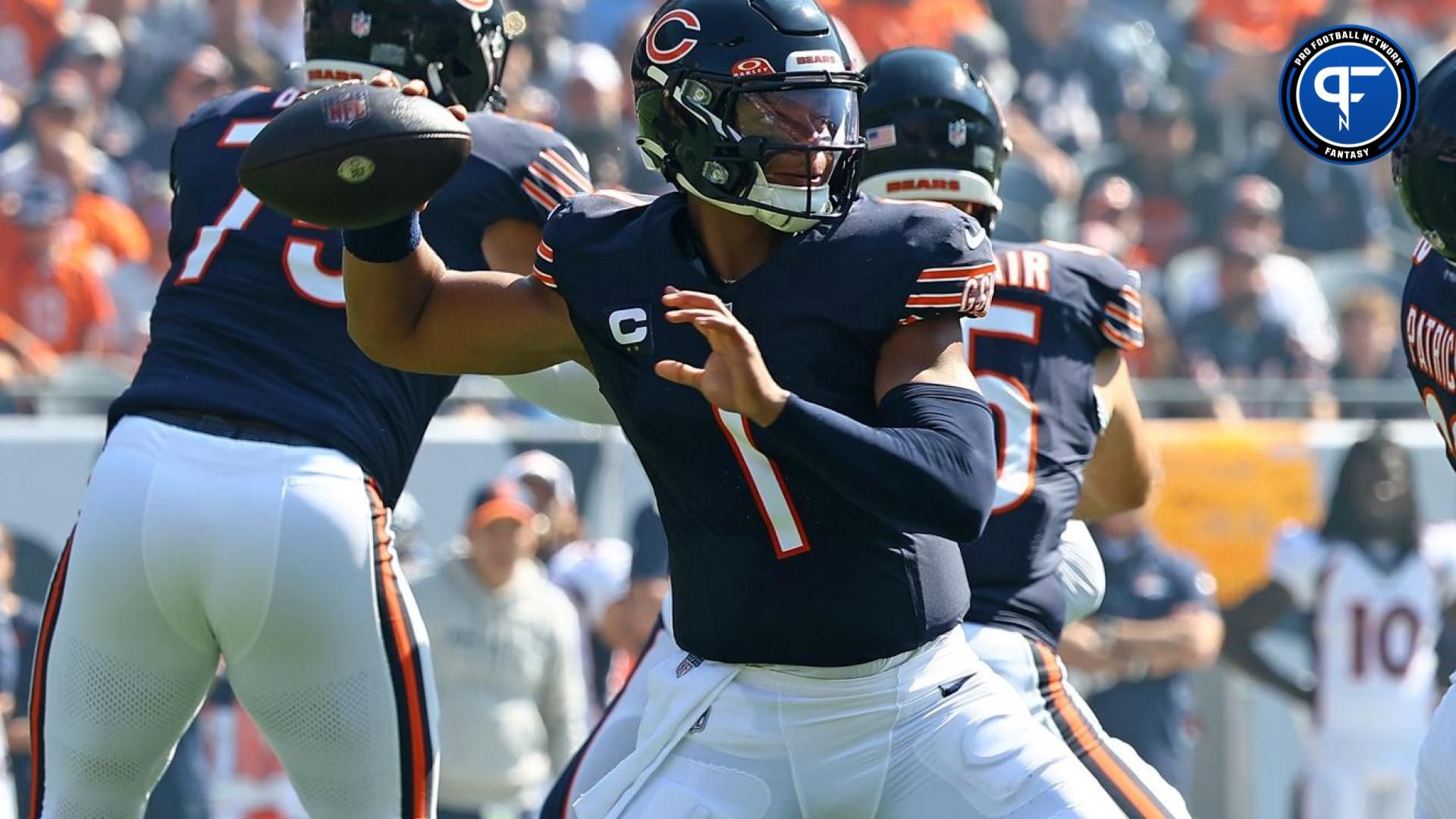 Chicago Bears QB Justin Fields (1) drops back to pass.