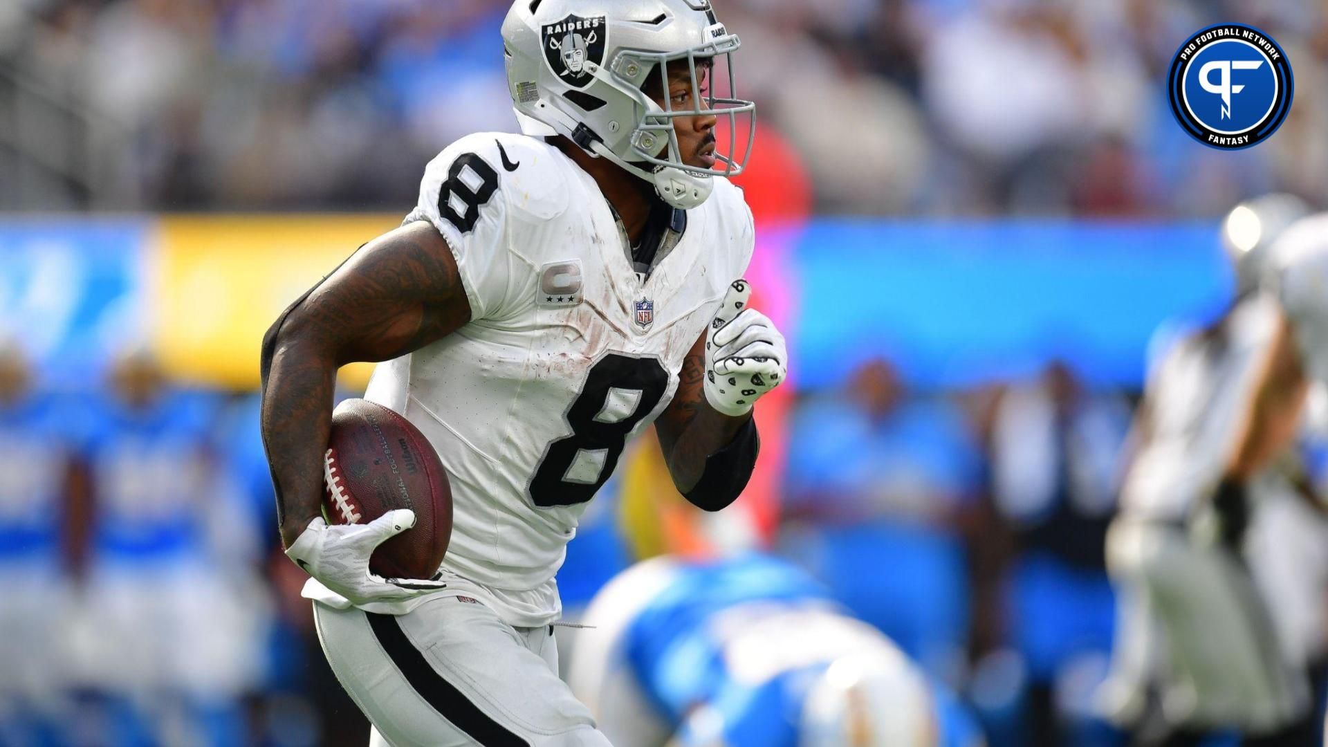 Las Vegas Raiders RB Josh Jacobs (8) runs the ball against the Chargers.