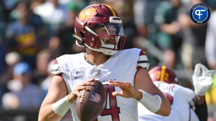 Sam Howell (14) throws a pass against the Philadelphia Eagles during the second quarter at Lincoln Financial Field.