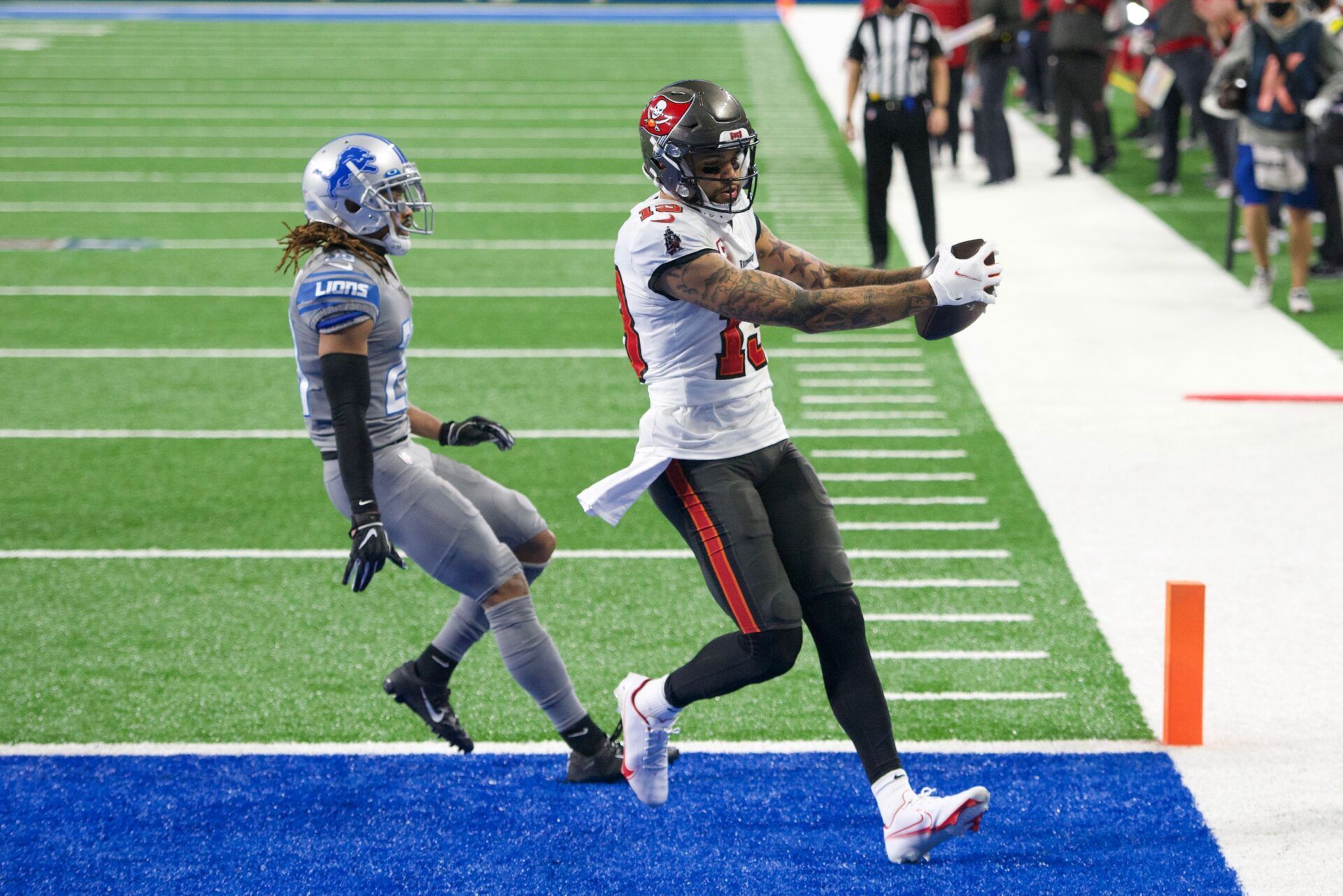 Tampa Bay Buccaneers wide receiver Mike Evans (13) scores a touchdown as Detroit Lions cornerback Darryl Roberts (29) pursues during the third quarter at Ford Field.