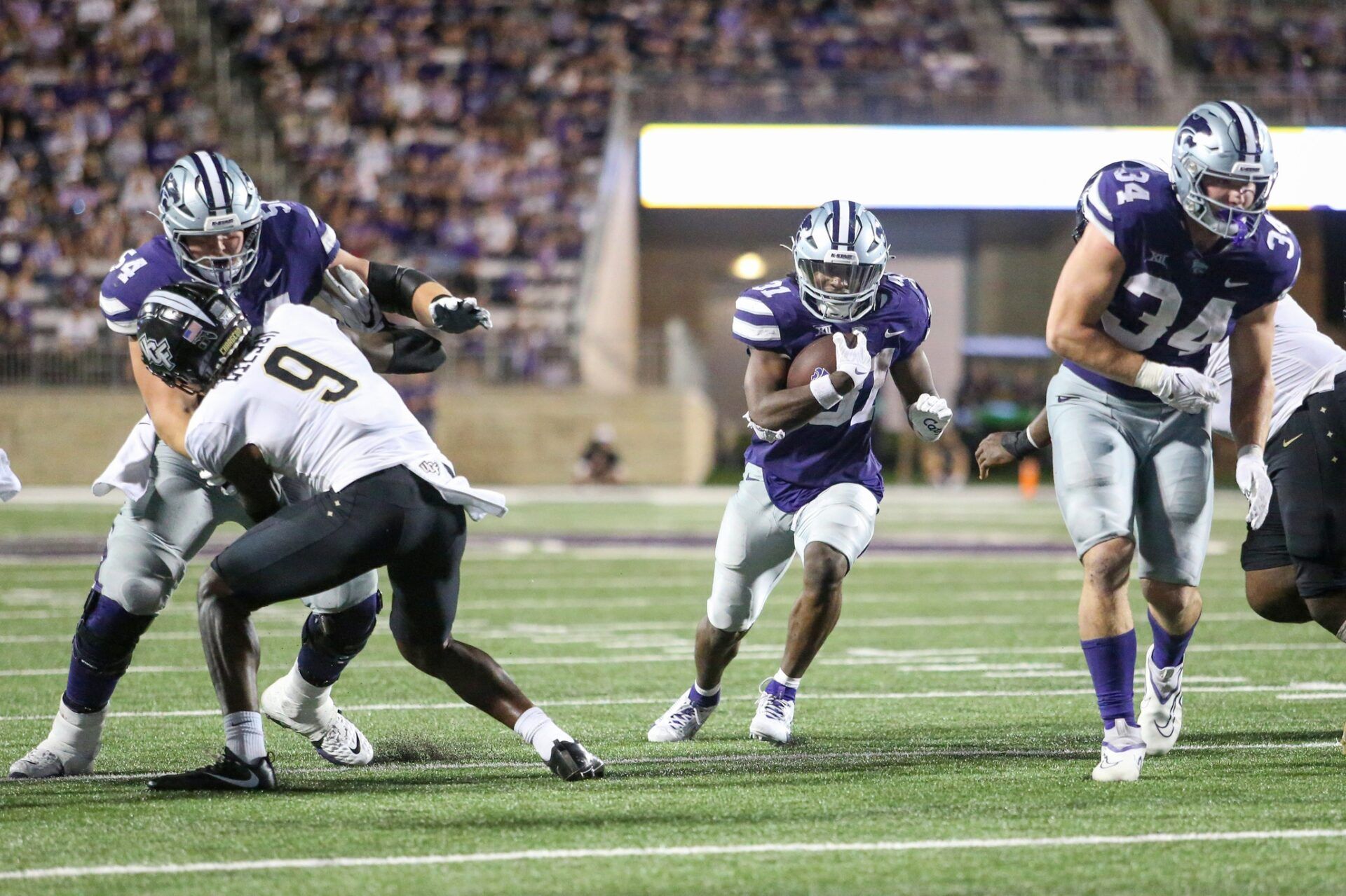 Kansas State Wildcats running back DJ Giddens (31) finds room to run during the fourth quarter against the UCF Knights.