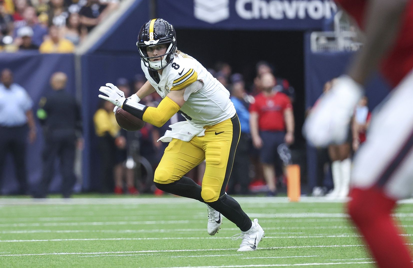 Pittsburgh Steelers QB Kenny Pickett (8) rolls out against the Houston Texans.