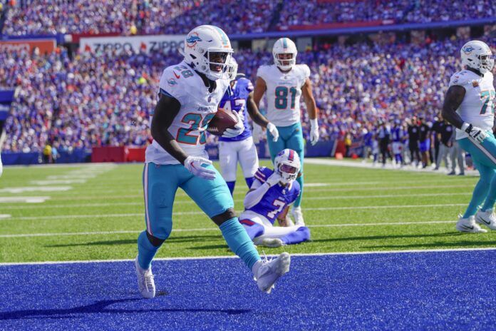 Miami Dolphins RB De'Von Achane (28) scores a touchdown against Buffalo.