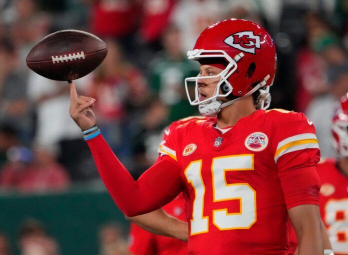 Patrick Mahomes (15) pre game against the Jets at MetLife Stadium.