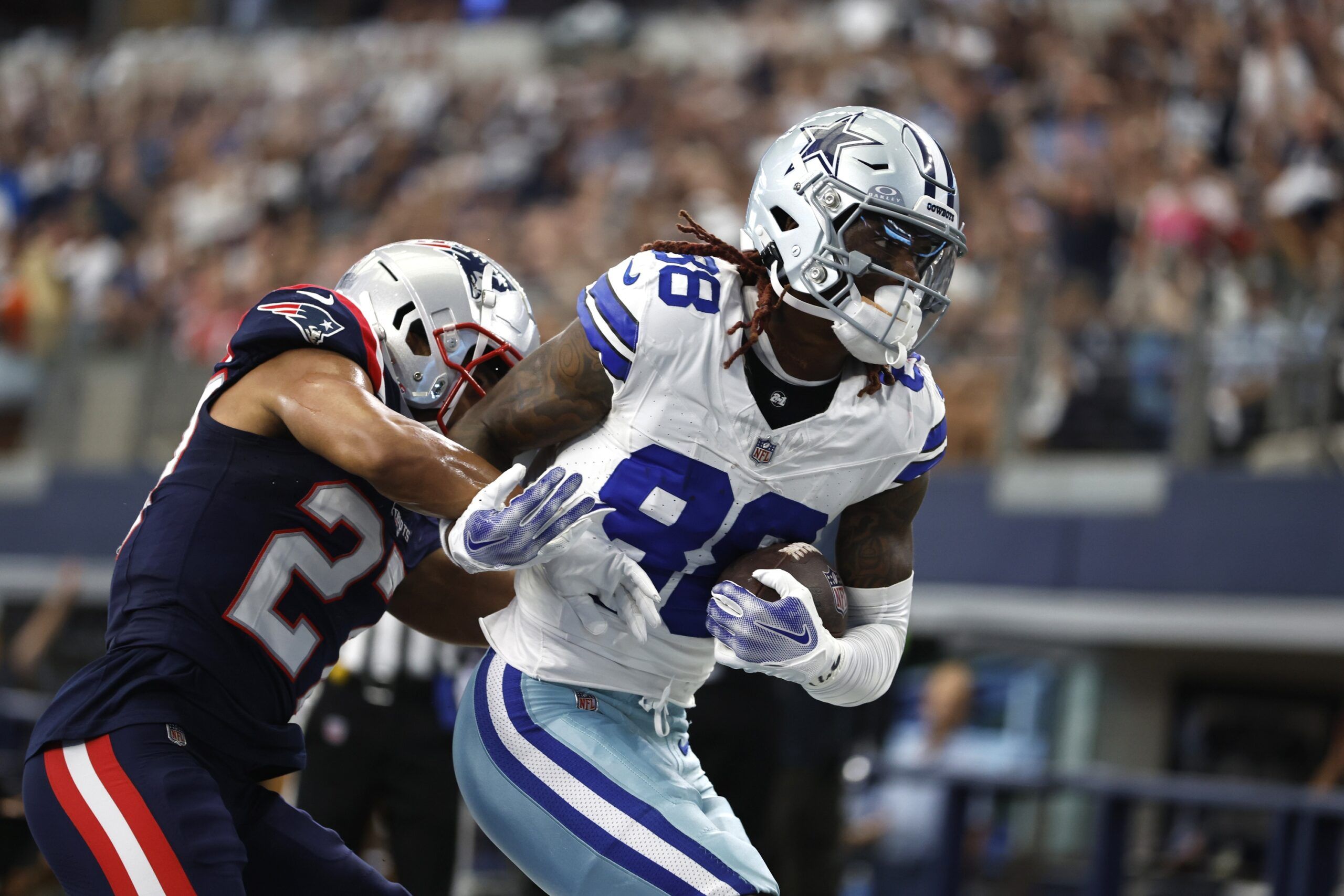 CeeDee Lamb (88) catches a touchdown pass against New England Patriots cornerback Myles Bryant (27) in the first quarter at AT&T Stadium.