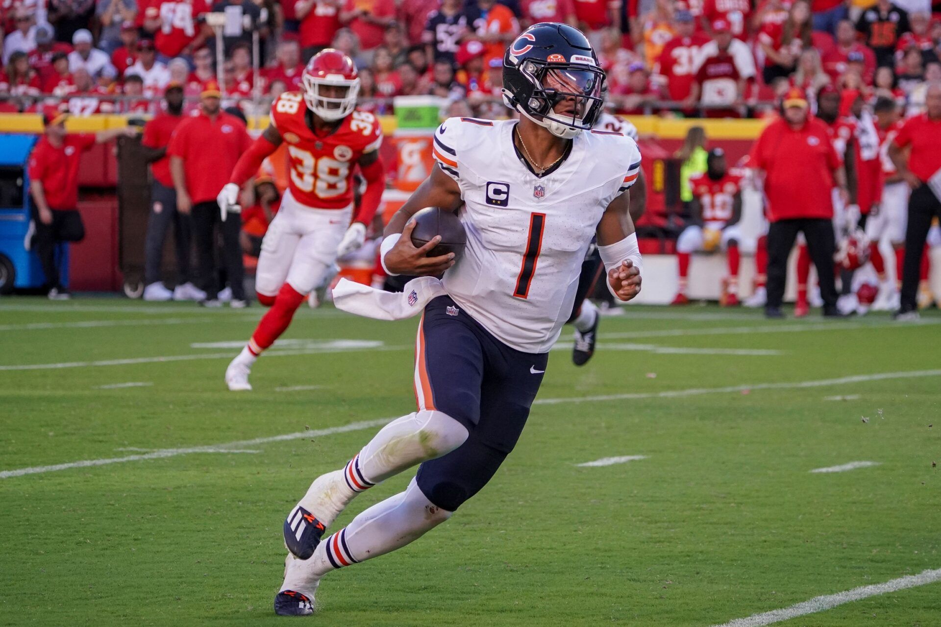 Chicago Bears QB Justin Fields (1) runs with the ball against Kansas City.