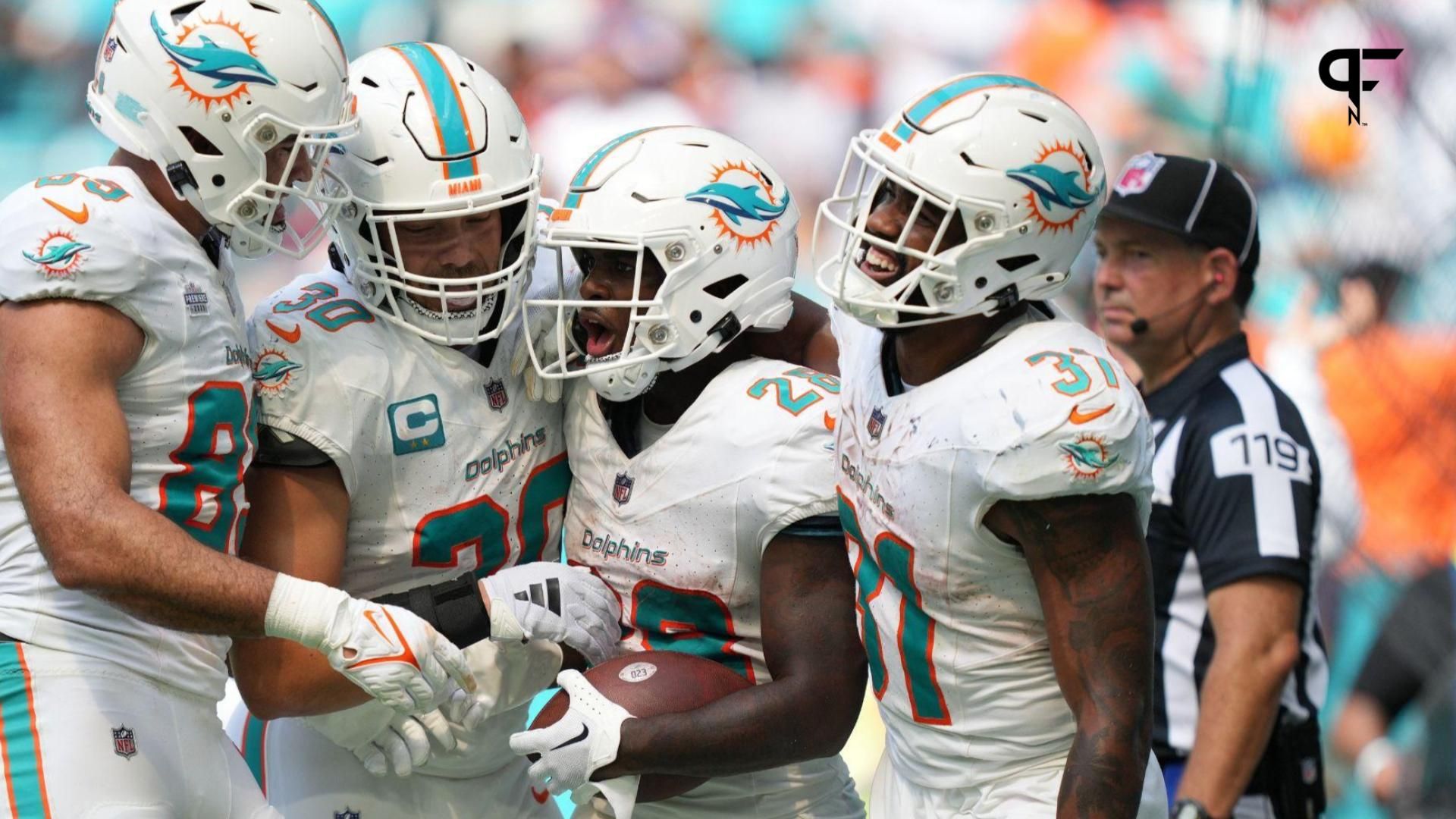 Miami Dolphins players celebrate RB De'Von Achane's (28) touchdown.