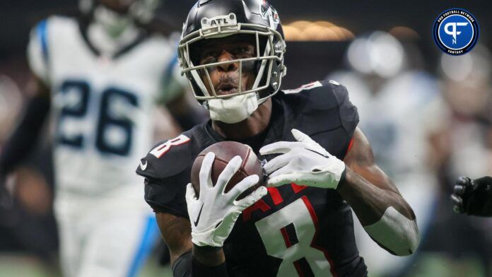 Kyle Pitts (8) catches a pass against the Carolina Panthers in the second half at Mercedes-Benz Stadium.