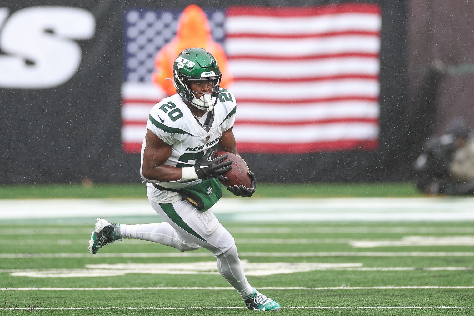 Breece Hall (20) gains yards after catch during the first half against the New England Patriots at MetLife Stadium.