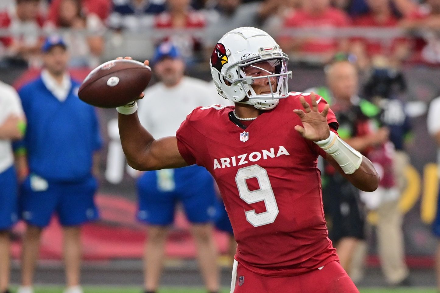 Arizona Cardinals QB Joshua Dobbs (9) throws the ball.