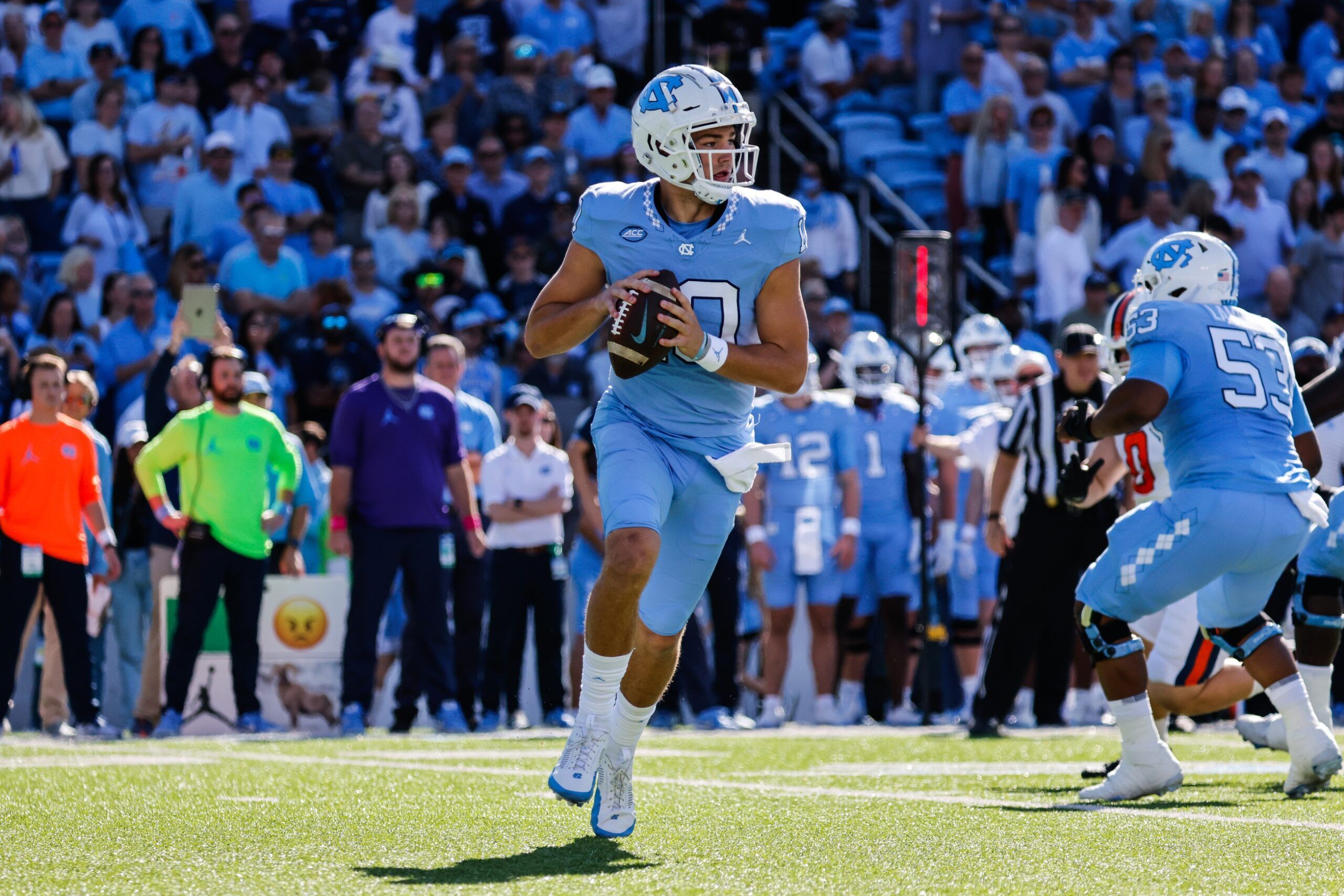 North Carolina QB Drake Maye (10) rolls out with the ball against Syracuse.