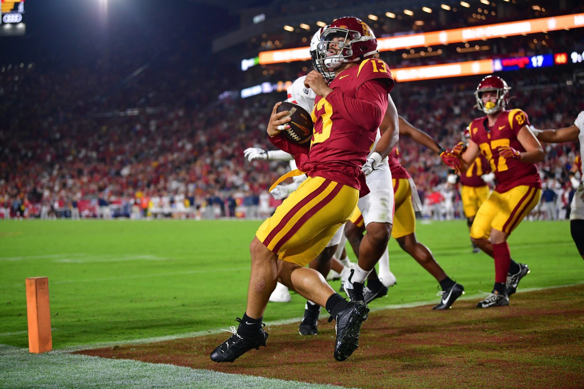 USC Trojans QB Caleb Williams scores rushing TD vs. Arizona Wildcats.