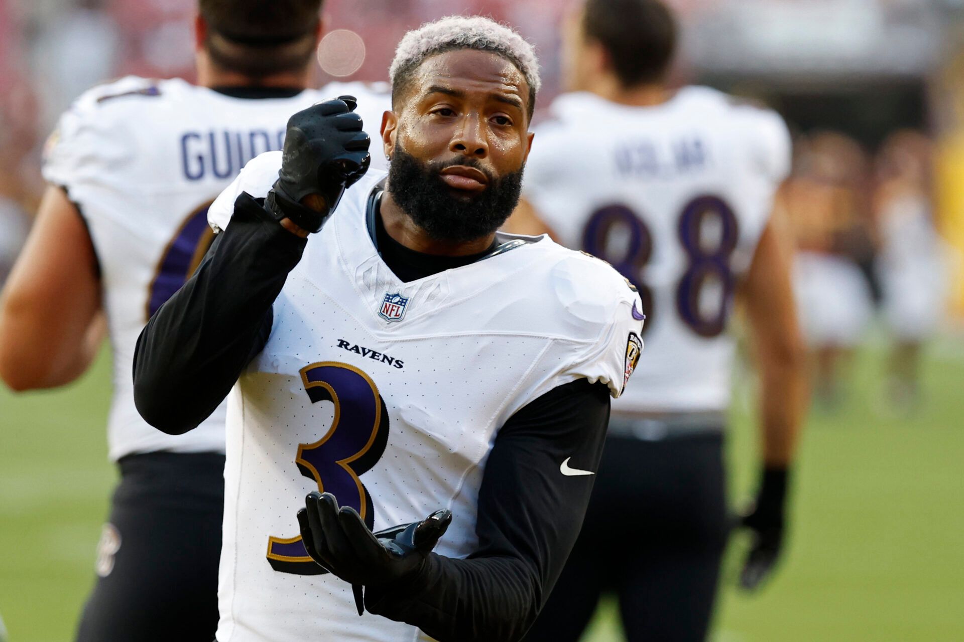 Baltimore Ravens WR Odell Beckham Jr. (3) plays rock, paper, scissors.