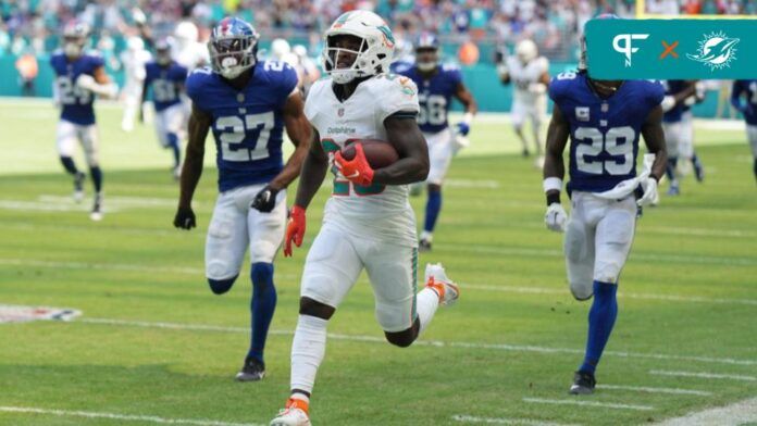 Miami Dolphins RB De'Von Achane runs down the sideline for a touchdown against the New York Giants.