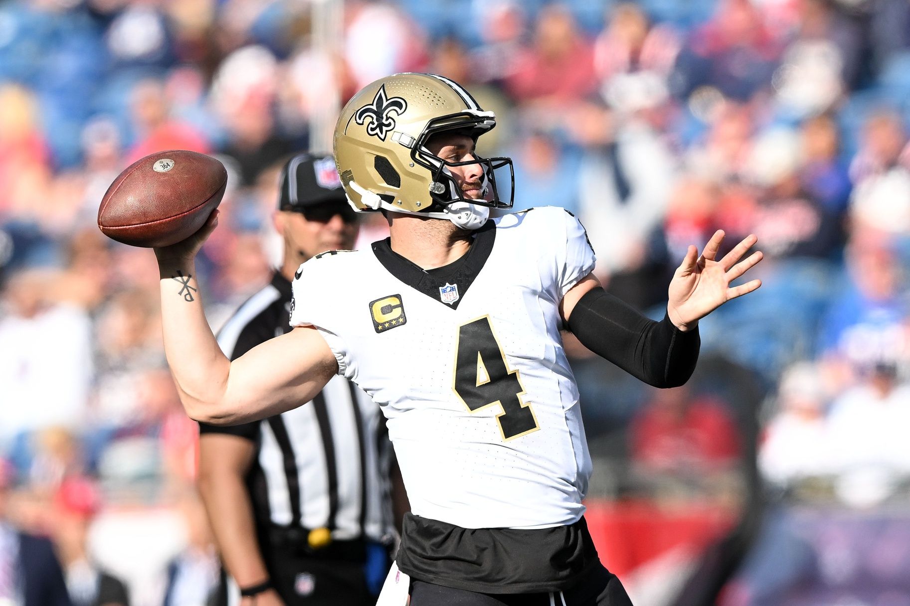 Derek Carr (4) throws the ball against the New England Patriots during the second half at Gillette Stadium.