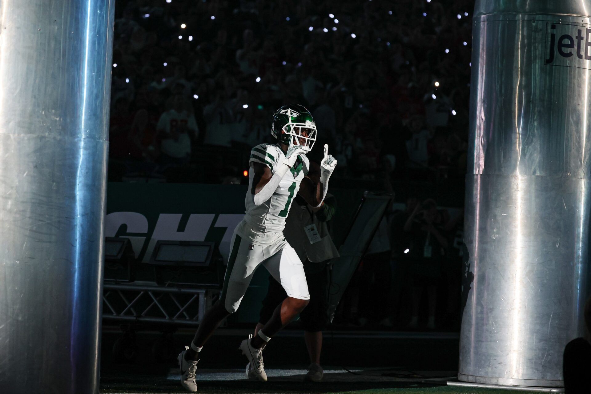 New York Jets CB Sauce Gardner takes the field before game vs. the Kansas City Chiefs.