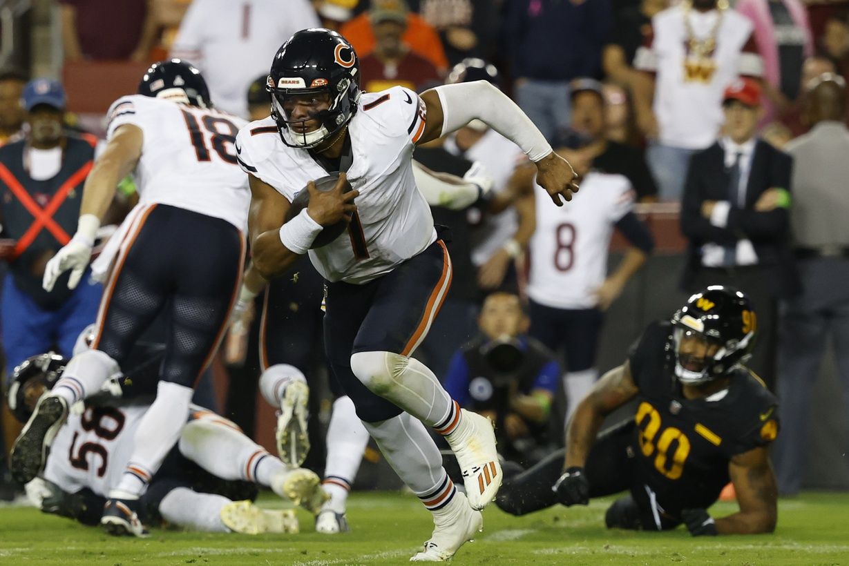 Chicago Bears QB Justin Fields (1) runs with the ball against the Washington Commanders.