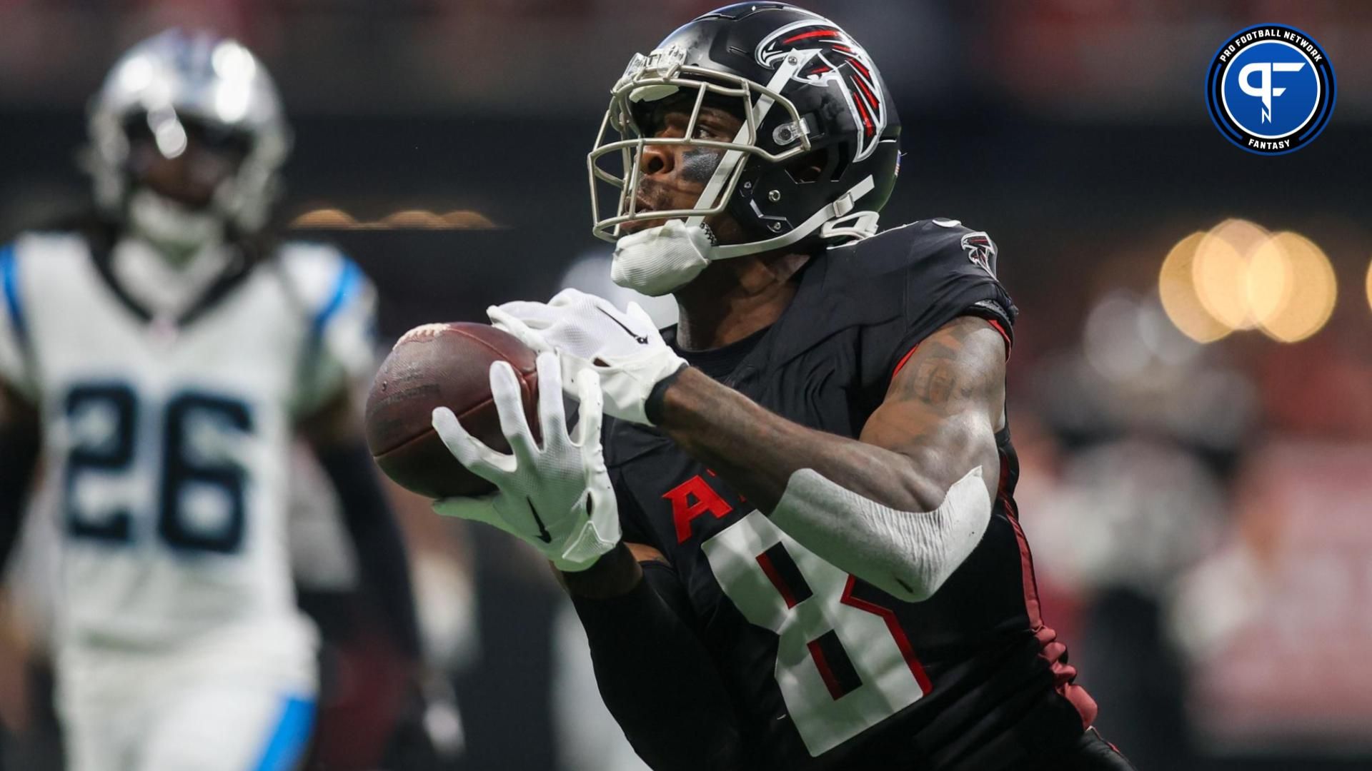 Atlanta Falcons tight end Kyle Pitts (8) catches a pass against the Carolina Panthers.