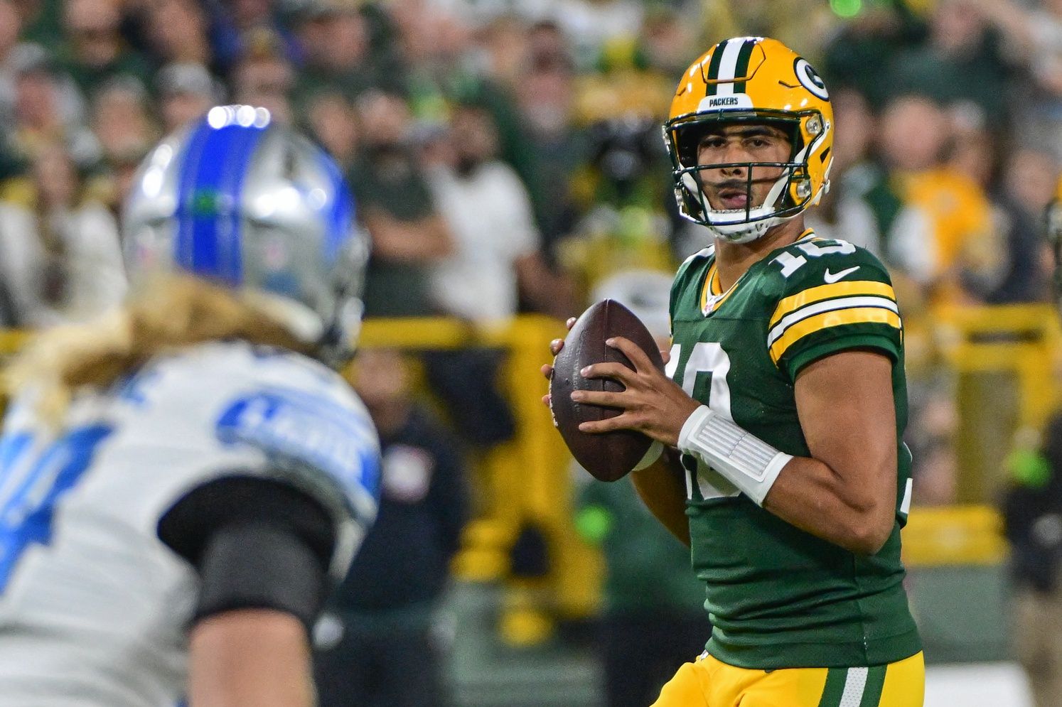 Green Bay Packers QB Jordan Love (10) looks to pass against the Detroit Lions.