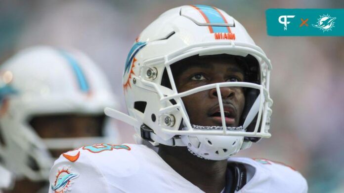 Miami Dolphins RB De'Von Achane (28) looks up at the scoreboard after scoring a touchdown.