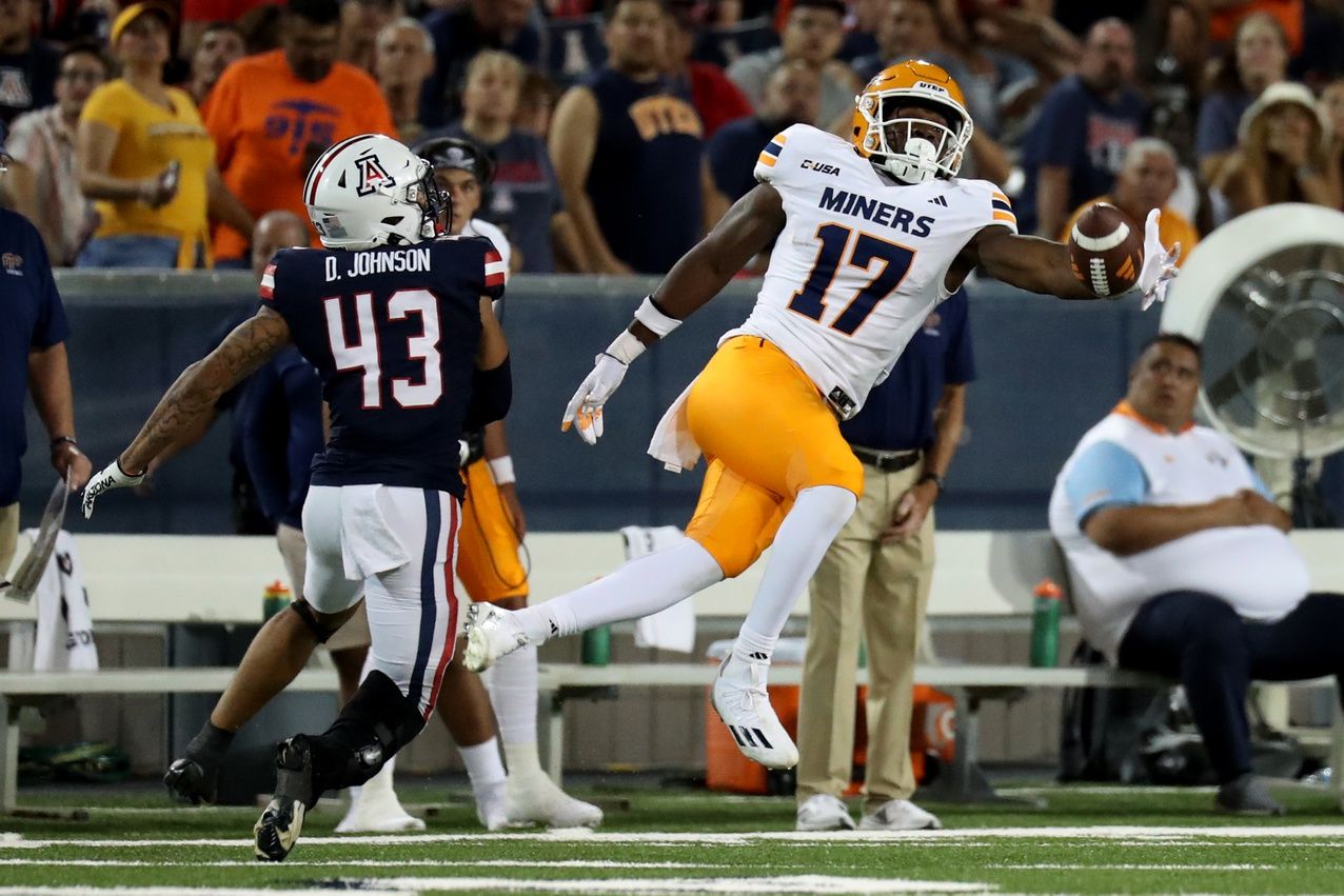 UTEP Miners tight end Judah Ezinwa (17) drops a pass against Arizona Wildcats safety Dalton Johnson.