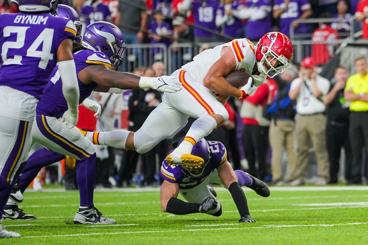 Kansas City Chiefs TE Travis Kelce (87) runs with the ball against the Minnesota Vikings.