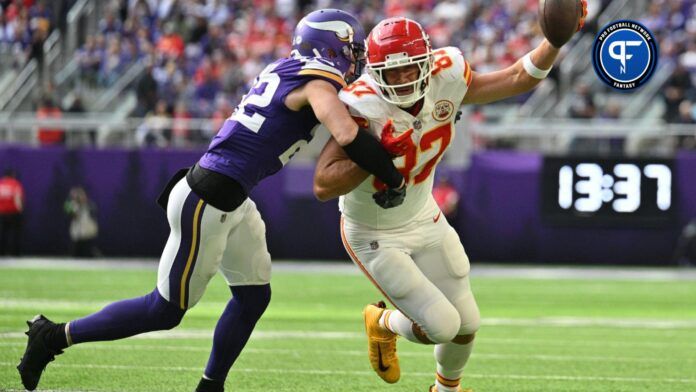 Kansas City Chiefs TE Travis Kelce (87) tries to break a tackle against the Minnesota Vikings.