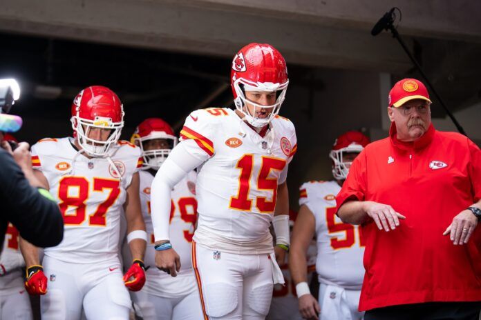 Patrick Mahomes (15) takes the field before the game against the Minnesota Vikings quarter at U.S. Bank Stadium.