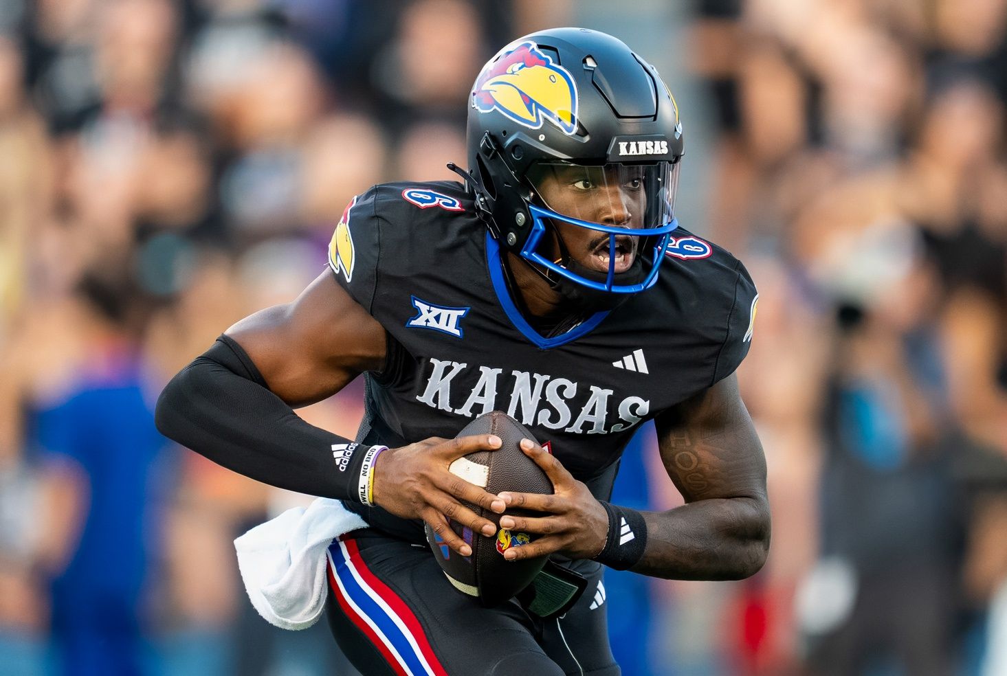 Kansas Jayhawks QB Jalon Daniels runs with ball vs. the Fighting Illini.