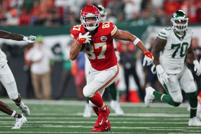 Kansas City Chiefs tight end Travis Kelce (87) gains yards after catch during the first quarter against the Kansas City Chiefs at MetLife Stadium.