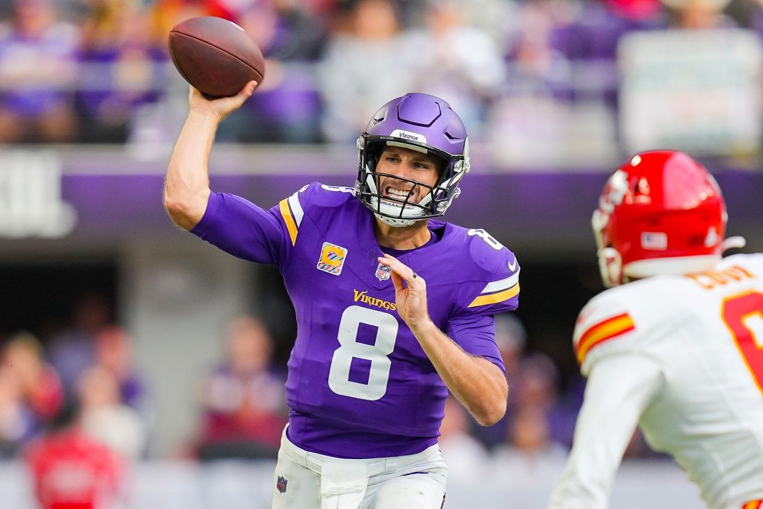 Kirk Cousins (8) passes against the Kansas City Chiefs in the second quarter at U.S. Bank Stadium.