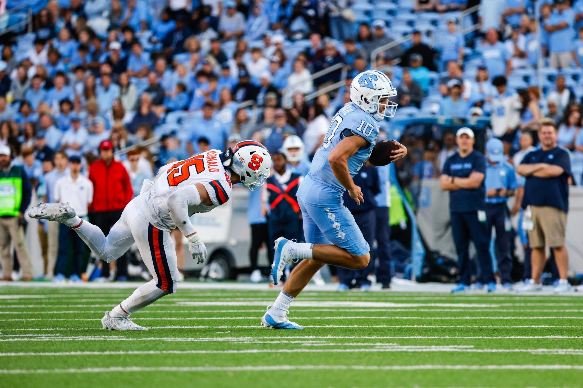 North Carolina Tar Heels quarterback Drake Maye (10) evades Syracuse Orange linebacker Derek McDonald (15).