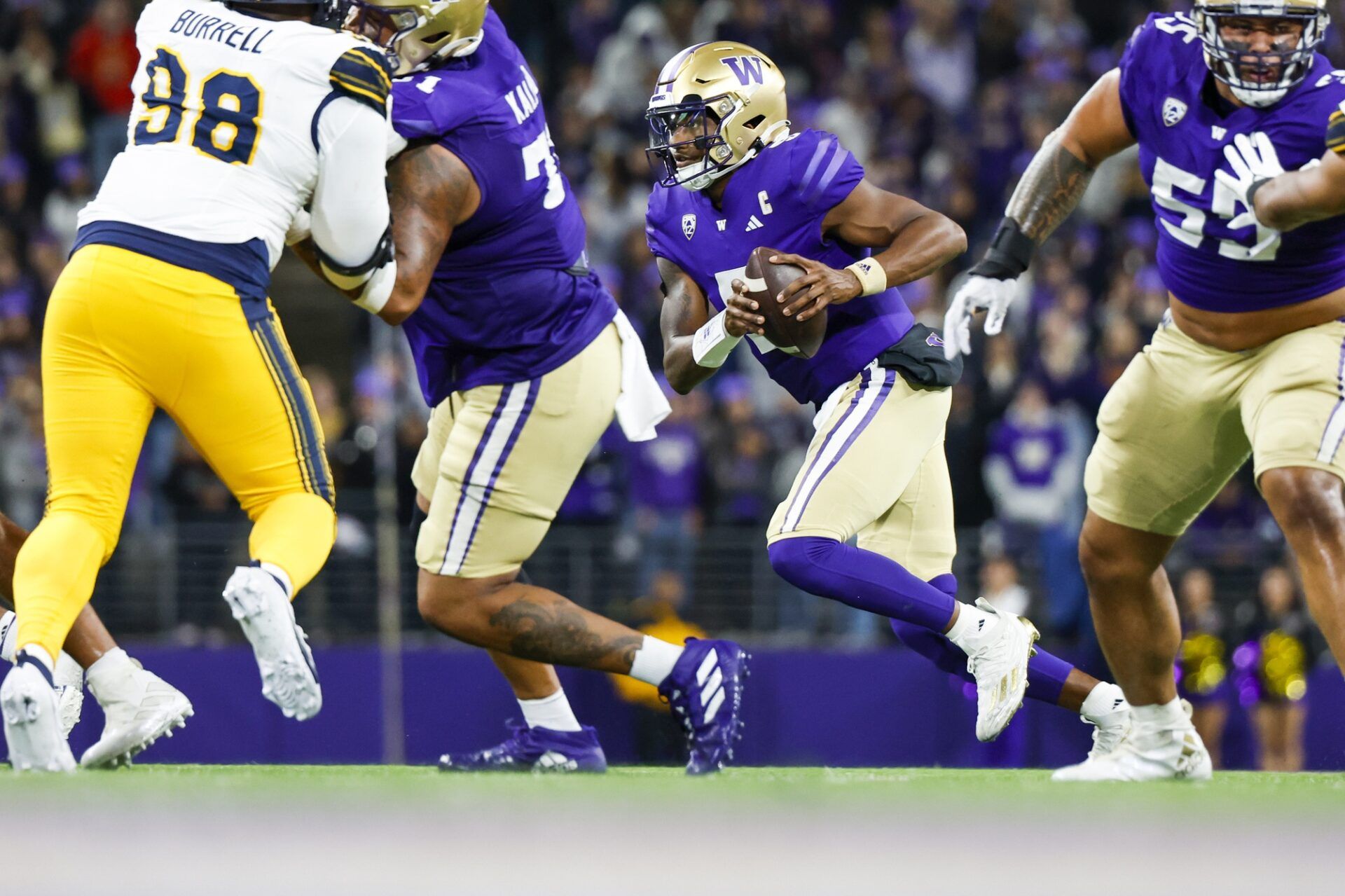 Washington Huskies QB Michael Penix Jr. (9) rushes the ball against the California Golden Bears.