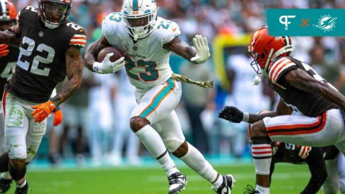 Miami Dolphins RB Jeff Wilson Jr. carries the football.