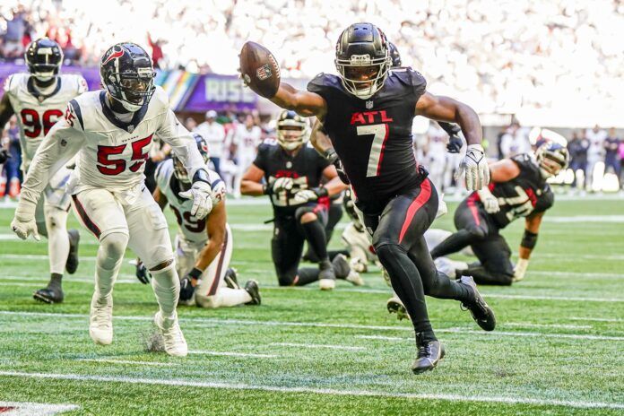 Atlanta Falcons running back Bijan Robinson (7) runs for a touchdown after catching a pass against the Houston Texans during the second half at Mercedes-Benz Stadium.