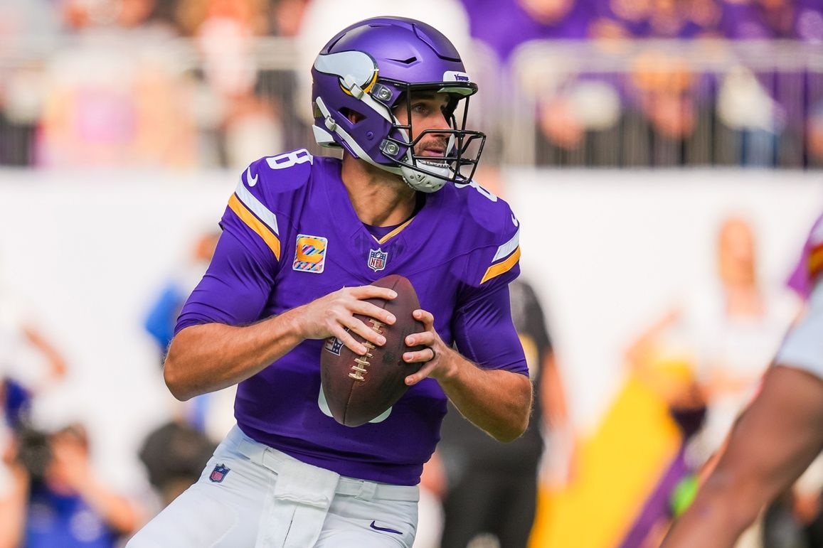 Kirk Cousins (8) drops back to pass against the Kansas City Chiefs in the first quarter at U.S. Bank Stadium.