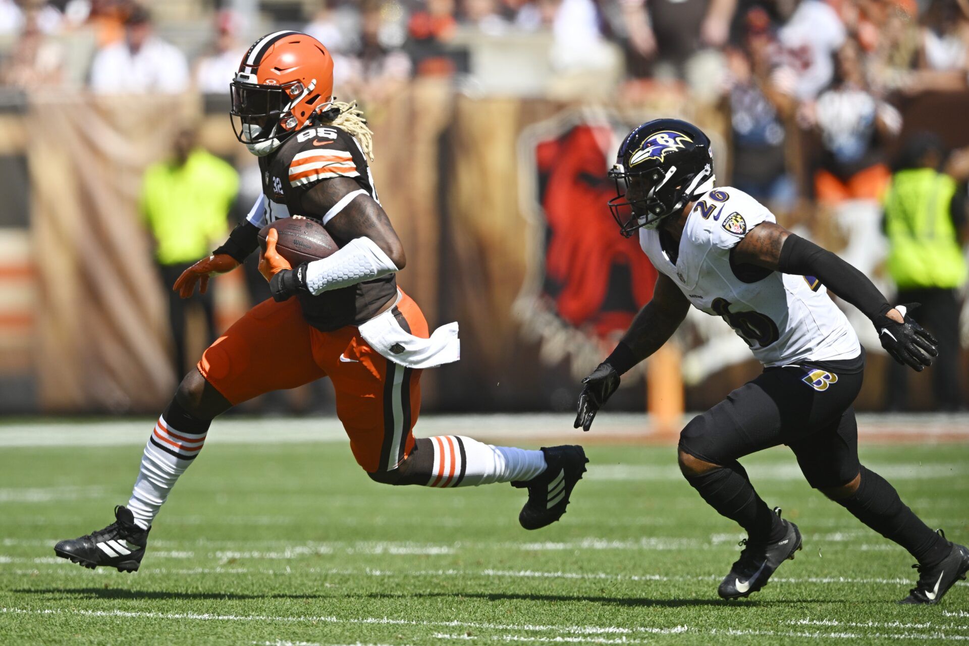 David Njoku (85) runs after a catch beside Baltimore Ravens safety Geno Stone (26) in the first quarter at Cleveland Browns Stadium.