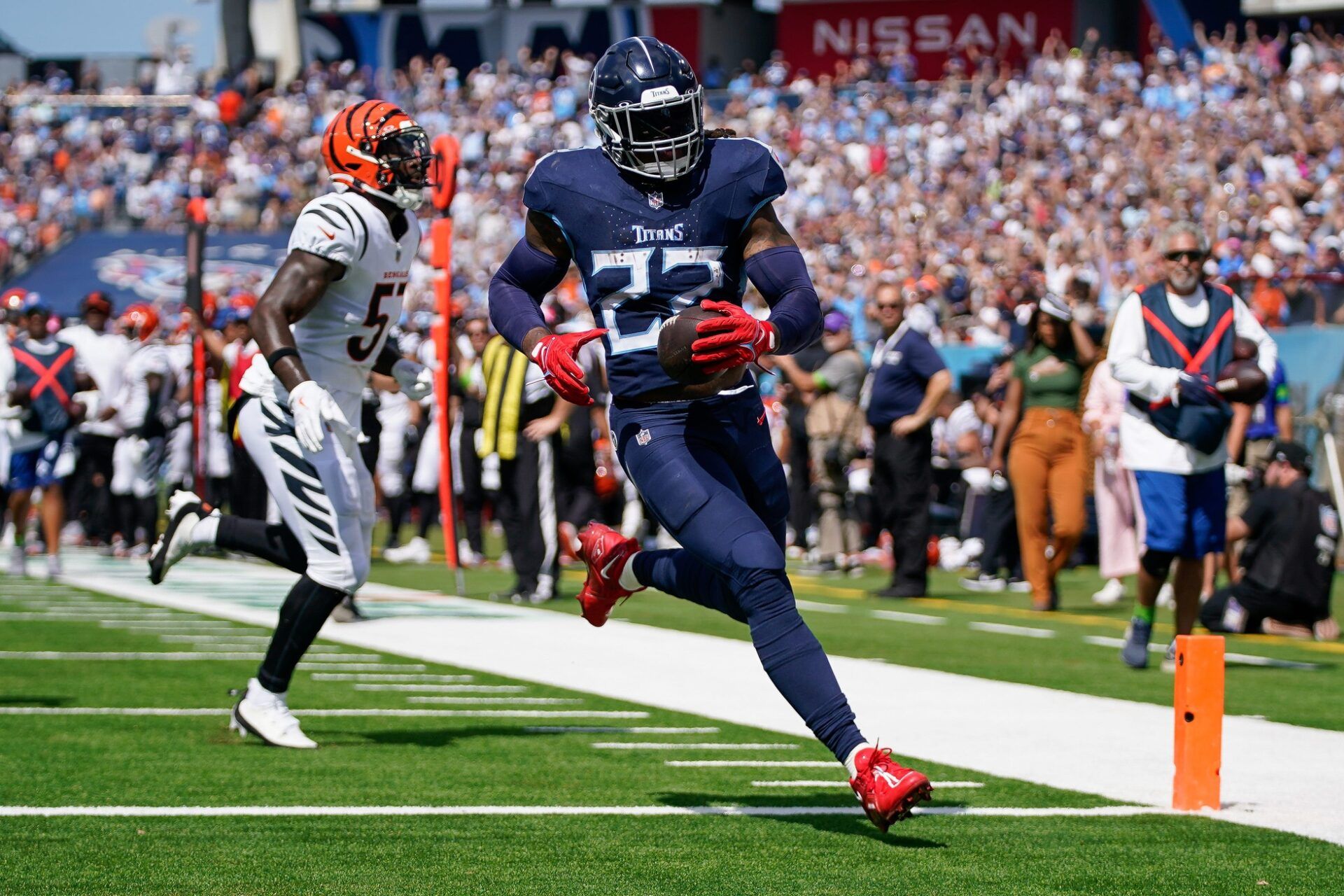 Tennessee Titans RB Derrick Henry (22) runs in for a touchdown against the Cincinnati Bengals.