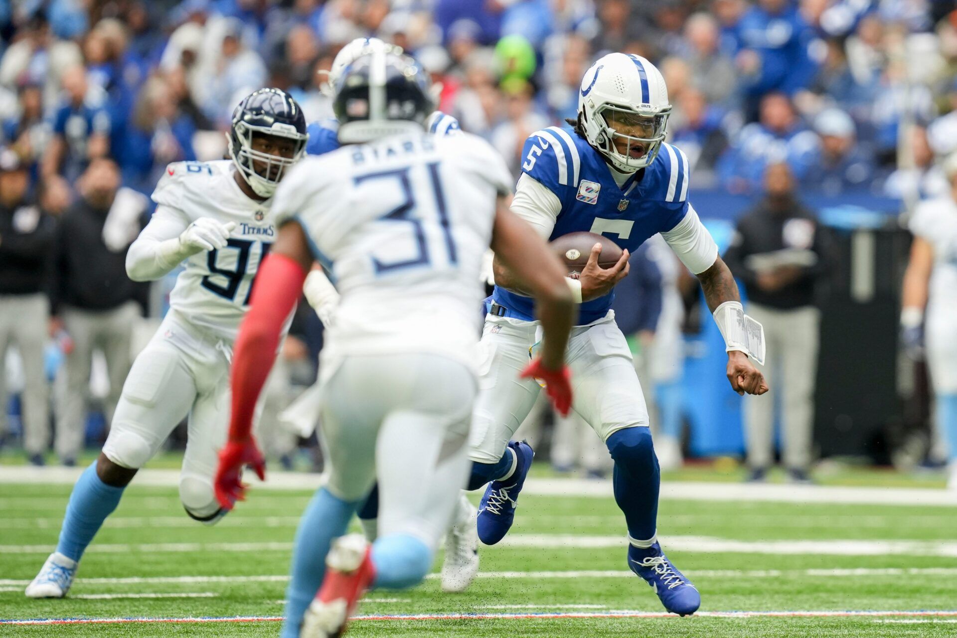 Indianapolis Colts QB Anthony Richardson (5) runs with the ball against the Tennessee Titans.