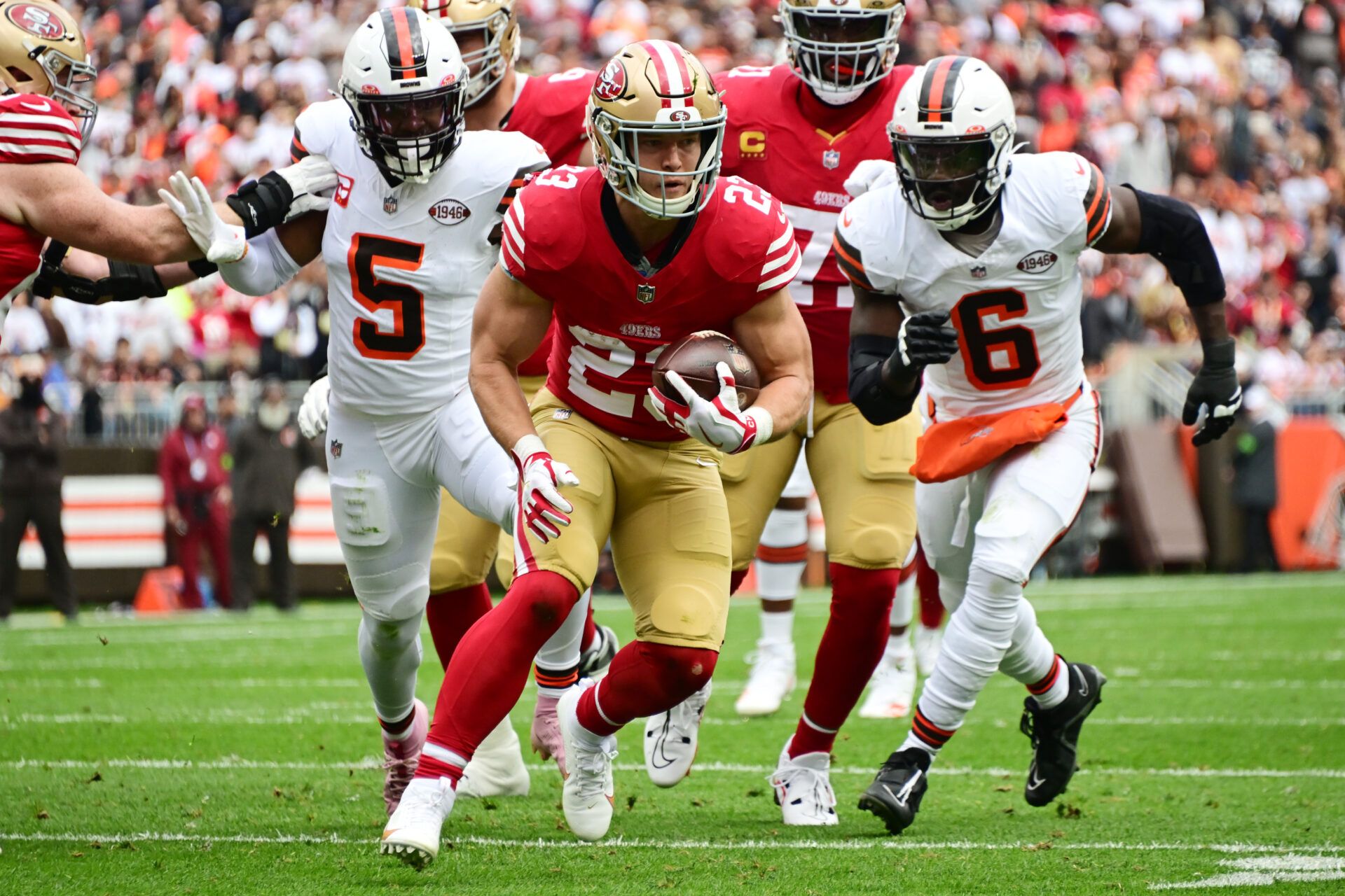 San Francisco 49ers RB Christian McCaffrey (23) runs the ball against the Cleveland Browns.