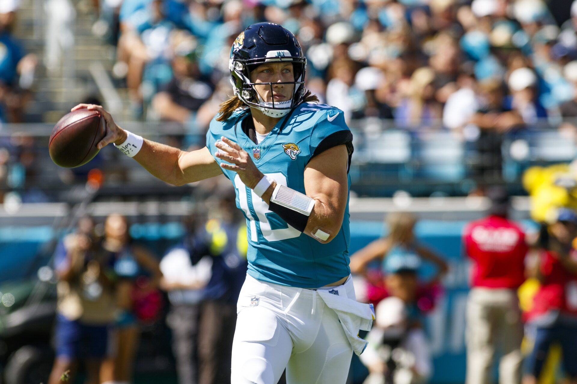 Jacksonville Jaguars QB Trevor Lawrence (16) throws a pass against the Indianapolis Colts.