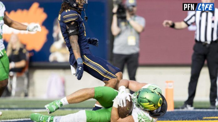 Oregon tight end Patrick Herbert (88) scores a touchdown against The California Golden Bears during the third quarter at FTX Field at California Memorial Stadium.