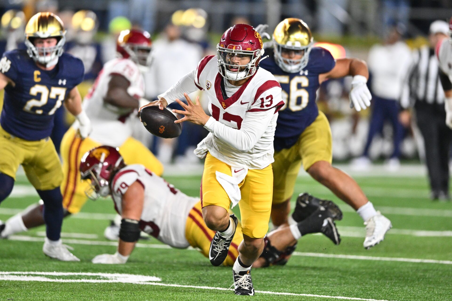 USC Trojans QB Caleb Williams (13) runs with the ball against the Notre Dame Fighting Irish.