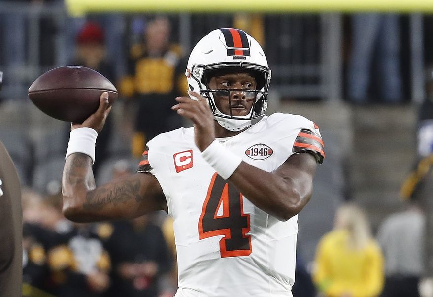 Cleveland Browns QB Deshaun Watson (4) throws a pass during warmups.